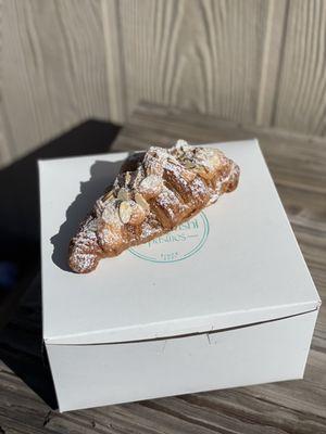 ig: @whatsviveating  |  almond croissant