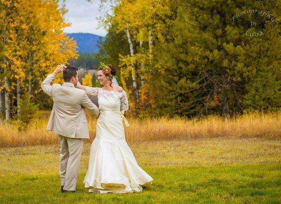 Fall wedding in Timber River Ranch in Newport