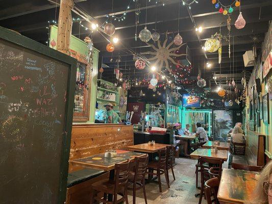 Gorgeous ceiling art and those tables filled quickly.