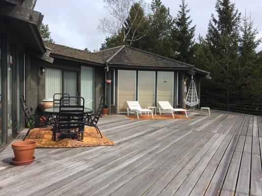 Jackie's Gem on the Lake---Huge deck overlooking the sand beach and Lake Michigan.  Sleeps 6.