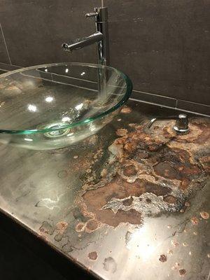 Rusty sinks in the bathroom