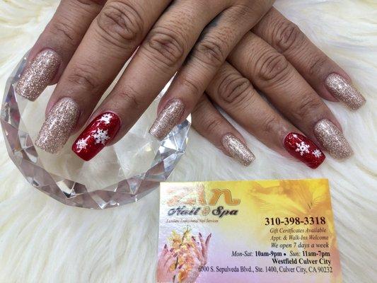 Glitter Nails with Xmas design, done by Tammy.  Id(zinnailsspa)