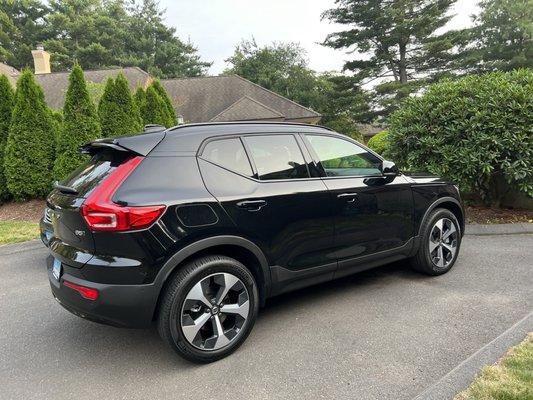 Side view of Volvo XC40 Plus AWD, Onyx Black Exterior, Blonde Leather Interior