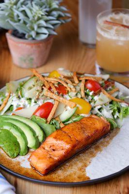 Salmon y Arugula Ensalata
Heirloom Tomatoes, Cilantro Lime Dressing, Sesame Pepitas, Avocado, Cucumber, Ancho Tortillas, Manchengo Cheese