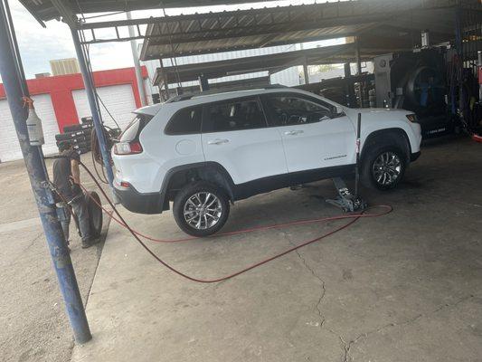 The O jeep getting tire checked..lol