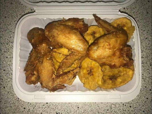 Chicken wings with tostones