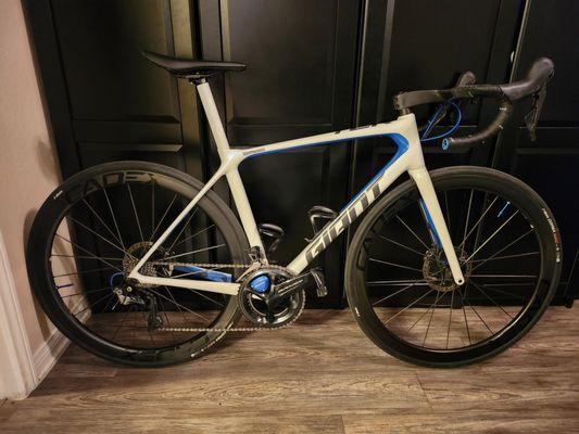 Pats is the best Giant bikes retailer I know. They put together this custom TCR with Cadex wheels.