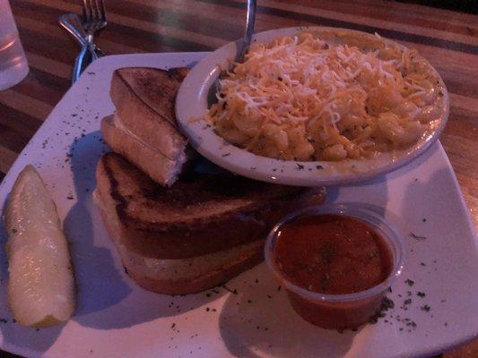 Grilled cheese with Mac and cheese