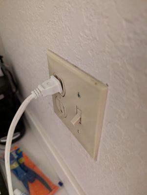 Example of sockets not able to really hold charging plugs