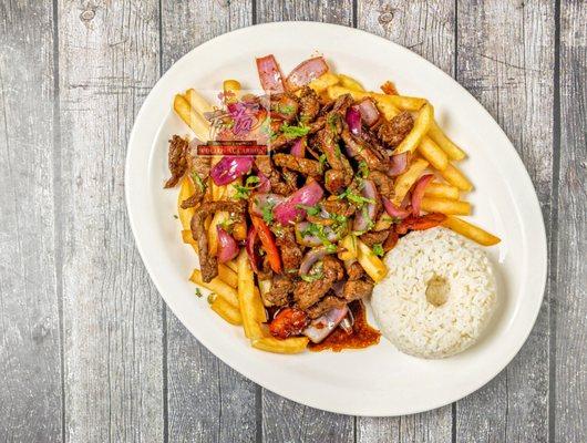 Lomo salteado de carne.
 Sauteed tender beef with onions, tomato and soy sauce,peruvian style