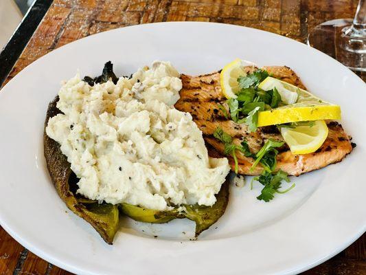 SALMON WITH MATCH POTATO WITH GREEN CHILE