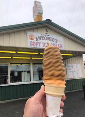 Large Soft serve with PEANUT BUTTER Dip