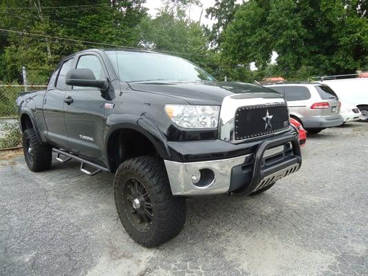 Toyota Tundra 2011 was Lifted and Rims were changed.