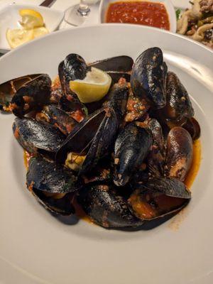 Mussels with red sauce