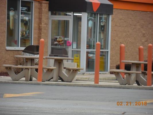 yes, they do have two outdoor benches