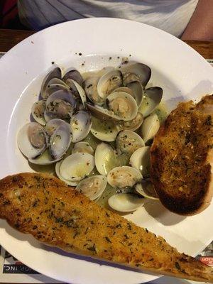 Steamed clams with garlic bread