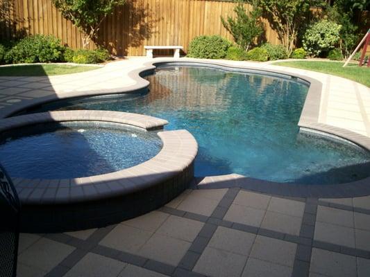 21:  15' x 31' Custom * 6' Round Spa, Raised 18" * Black Plaster * Cobblestone Deck