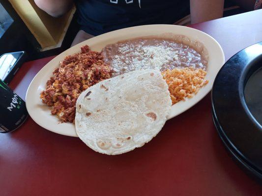 Chorizo con huevos con tortillas hechas a mano