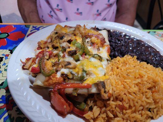 This is shrimp enchiladas. Mira que hermosa. Y muy bueno tambien.