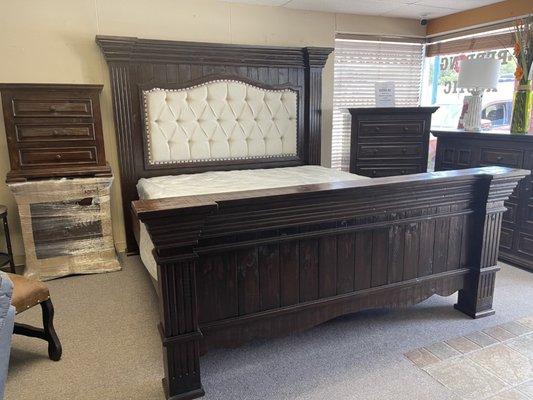 Sophia King Bed set With padding $2999.00
Drawers have metal smooth glides and dovetails drawers.