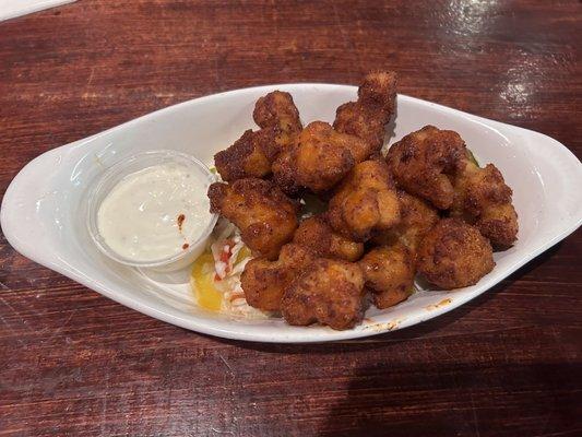 Buffalo cauliflower wings w margarita and chili sauce