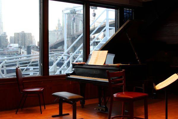 Backdrop of the Brooklyn bridge and Manhattan skyline