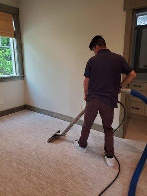 Cleaning a wool carpet