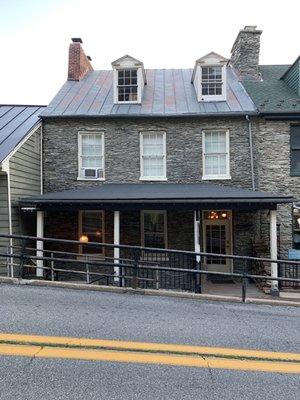 Front of the building. A restaurant is next door, with various confectioneries and museums nearby.