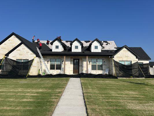 Experienced Professionals
 Our team of roofing experts has years of experience and a proven track record of successful install.