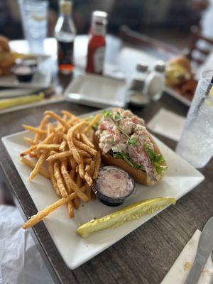 erry's Famous Lobster Roll
 fresh picked lobster meat, celery, touch of mayo &  toasted brioche, green leaf served w/waffle fries, cole slaw