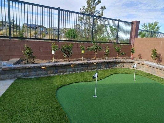 Putting green with sitting Wall