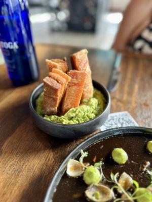 Guacamole with chicharrón