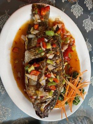 Fried tilapia with Sam rote sauce