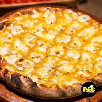 Pizza de banana Uma das pizzas doces mais incríveis da Pac Pizzeria, é essa belezura aqui! Feita exatamente para os amantes de banana!