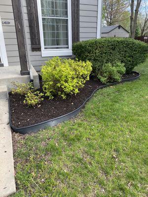 Mulch work front yard