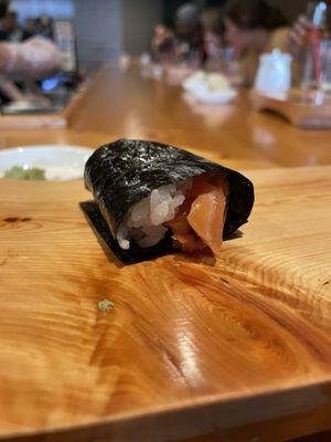 Salmon handroll