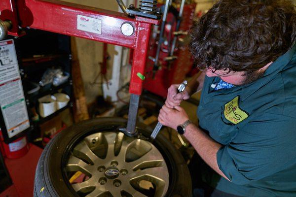 Naz mounting and balancing tires