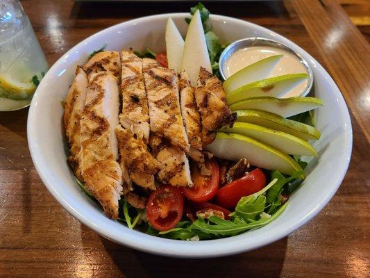 Pear salad with grilled chicken