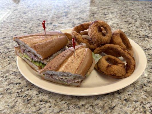 Steak sandwich with onion rings