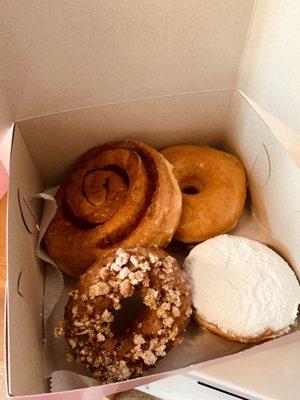 Assortment Cinnamon roll, Glaze, raspberry jelly, blueberry crumble