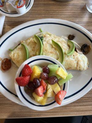 Egg white veggie omelette with fresh fruit