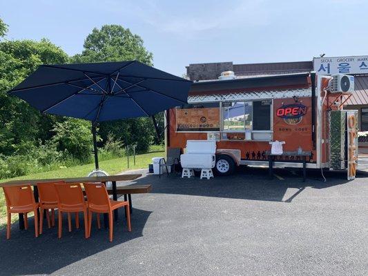 Picture of the outside of Bowl Gogi food trailer.