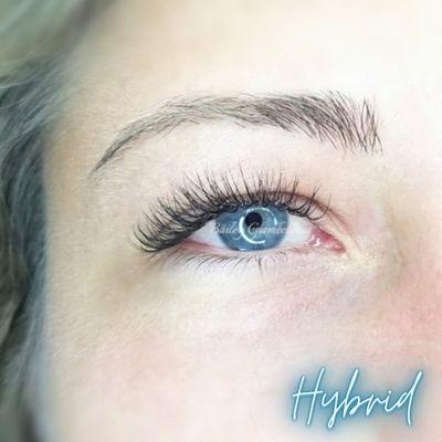 Hybrid lashes are a perfect blend of classic (single) extensions and volume (fan) extensions.