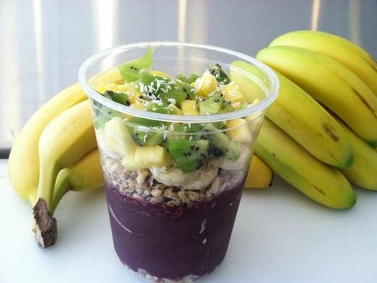 A Beach Bowls acai bowl topped with granola, banana, kiwi and honey