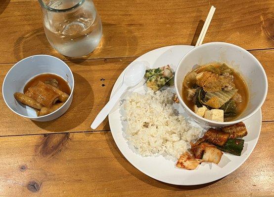 tteokbokki (left bowl) and kimchi jiggae (right bowl)