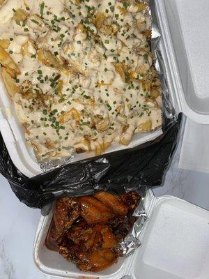 Chicken alfredo fries with 5 piece BBQ wings