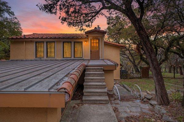 The Nest: a King Studio Suite attached to the Main House. Walkable rooftop for stargazing and overlooks the fire pits, zip line, axes.