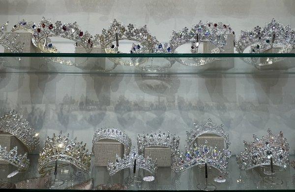 Quinceanera, debutante, pageant, prom queen, having a glam birthday or are wedding bound? You'll find the perfect crown/tiara here.