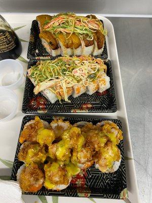 Sushi tropical, camarones tempura y ensalada