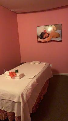 Massage Bed，Towel，Picture hanging on the wall